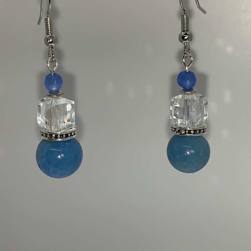 21162 Fire agate and blue glass crackle earrings